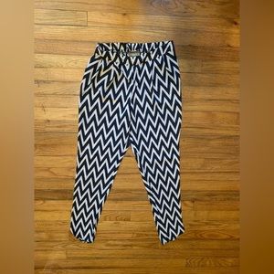 𝅺3/$40 NY invasion chevron pattern fancy pants! Size small chiffon flowy feel